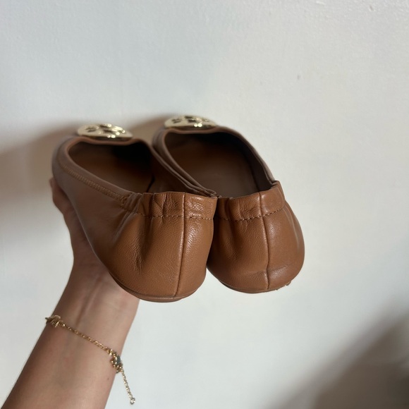 Tory Burch Tan Flats with Gold Logo - Picture 4 of 7